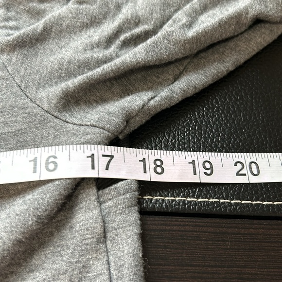 Alo Yoga Serene Long Sleeve Top Gray Black Mesh Cuff Finger Loop Sz M - Picture 12 of 13